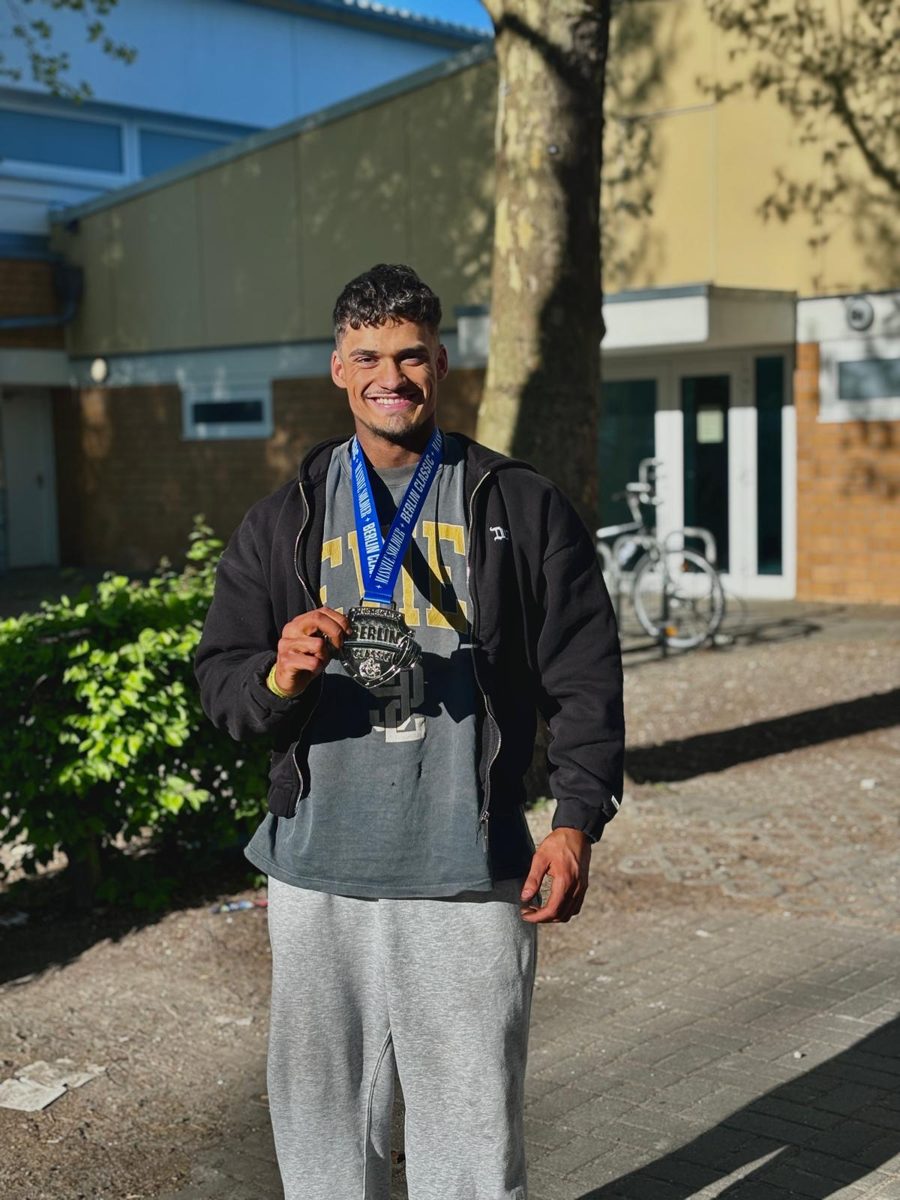Raul Akhtar lächelt mit einer Wettkampfmedaille